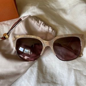Tory Burch sunglasses.  Beautiful!!! I wear prescription and can’t use. Cream.